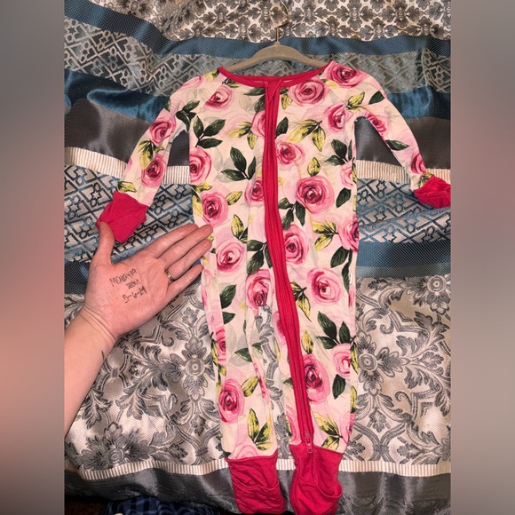 Little sleepies OG roses. Size 0-3 months